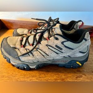 Men’s Moab hiking Shoe size 10.5 excellent condition waterproof, easy to clean.